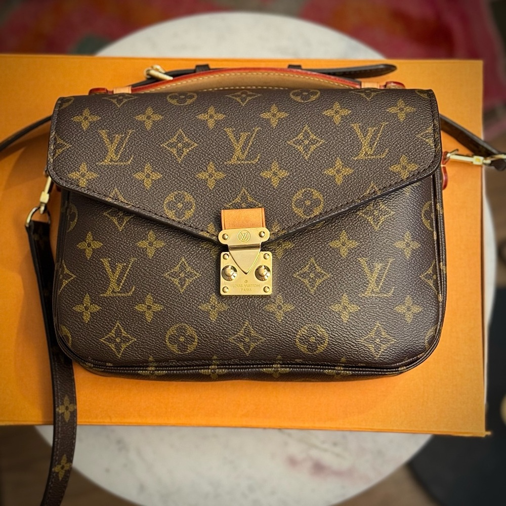 Authentic Louis Vuitton Pochette
Métis Handbag